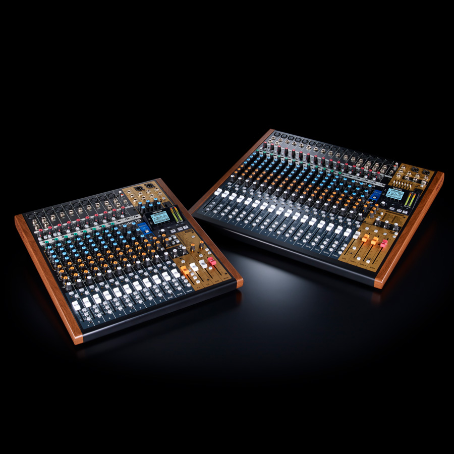 16マルチトラックレコーダー、オーディオインターフェースを統合した多